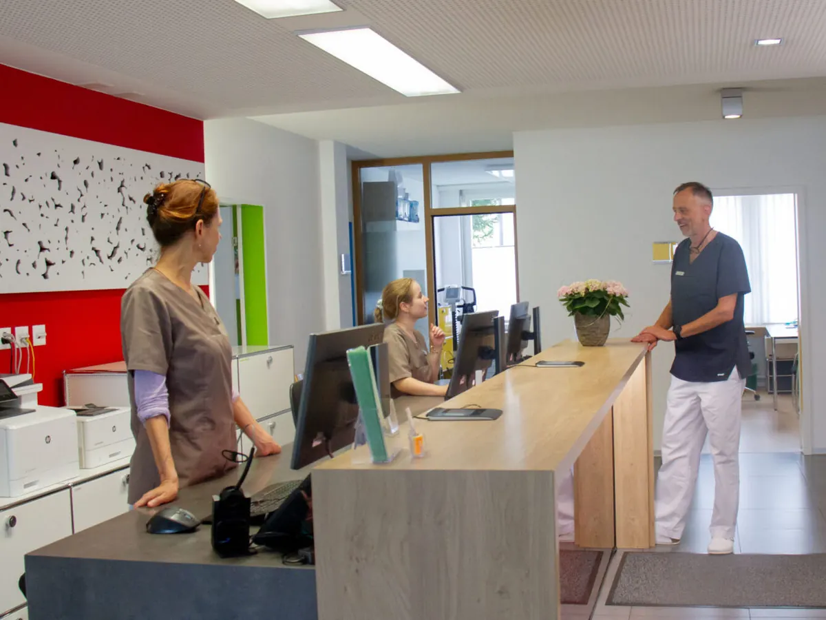 Anmeldung der Hausarztpraxis Suhr mit Mitarbeitenden am Tresen