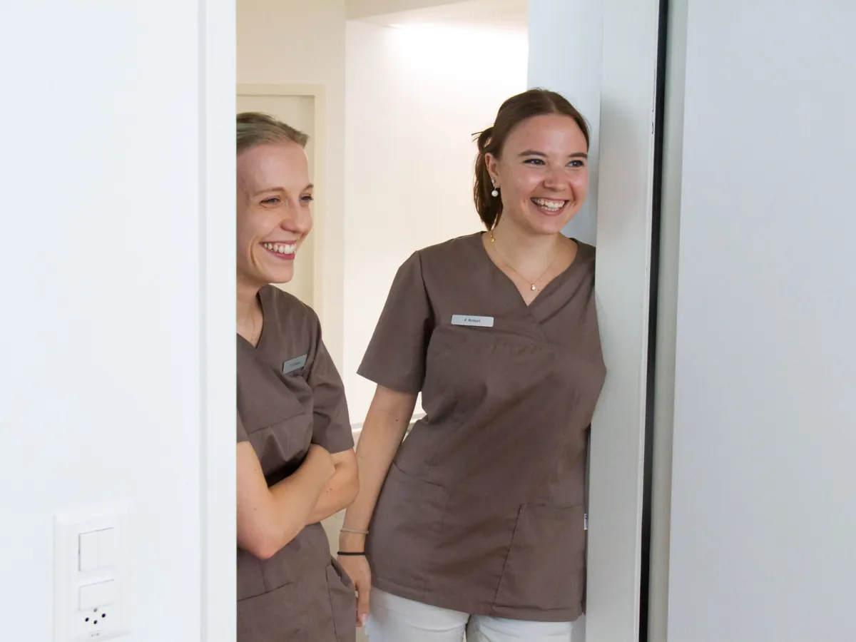 Zwei medizinische Praxisassistentinnen der Ärztegemeinschaft Suhr